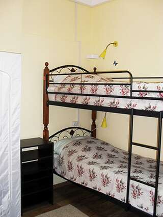 Хостел Хостел Home Hostel NN Нижний Новгород Односпальная кровать в улучшенном номере на 4 человека-5